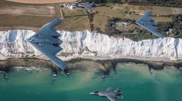 Bombardierele americane B-2 Spirit, zbor în premieră alături de F-35 ale RAF - VIDEO