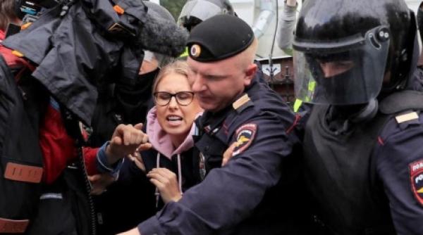 Poliția rusă arestează pe bandă rulantă activiști și jurnaliști care se opun regimului, în urma protestelor de weekendul trecut de la Moscova