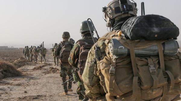 Foşti ambasadori americani avertizează în privinţa retrageri trupelor SUA din Afganistan