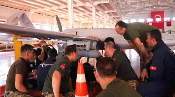 Militarii ucraineni învață să opereze drone de luptă turcești Bayraktar TB2