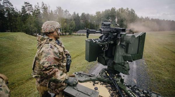 Nou sistem de arme controlat de la distanță, testat de parașutiștii americani