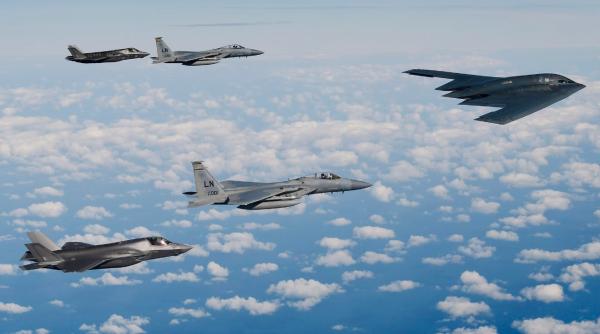 Bombardierele americane B-2 efectuează zboruri de instruire în vecinătatea Mării Norvegiei