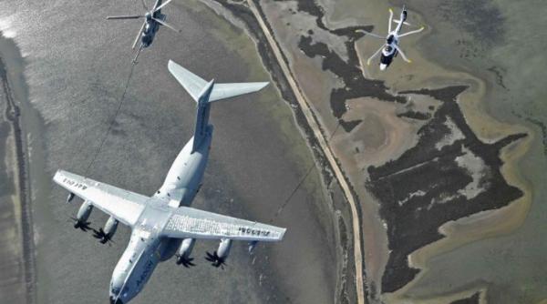 Cisterna aeriană Airbus A400M a efectuat, în zbor, primele teste pentru alimentarea elicopterelor 