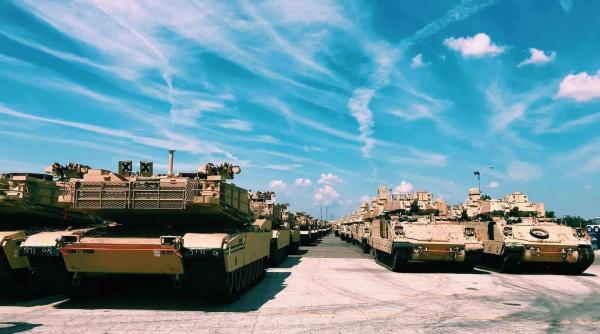 Mii de tancuri Abrams M1 și vehicule de luptă Bradley M2 se îndreaptă către Europa