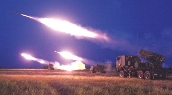 Armata română, trageri de luptă cu LAROM. ”Probă de foc” pentru militarii Grupului de Luptă 8 LAROM