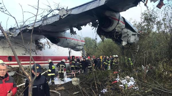 Ucraina: Un avion militar de tip Antonov-12 a aterizat de urgenţă (Video)