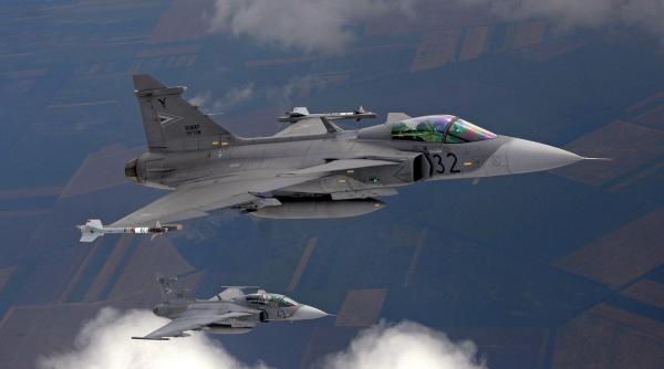 Avioane Gripen maghiare au interceptat o aeronavă de linie care venea dinspre România. Avionul zbura spre Marea Britanie