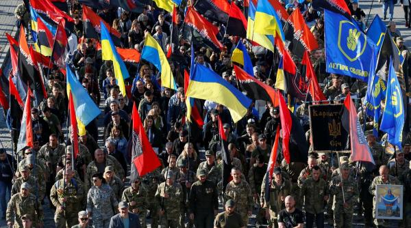 Naţionaliştii ucraineni au mărşăluit la Kiev împotriva capitulării în faţa Rusiei