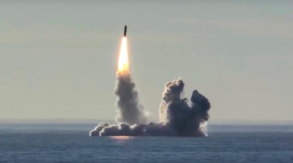 Rusia va efectua trageri cu rachete balistice de pe submarine