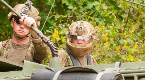 Noi căști de protecție și veste antiglonț modulare pentru soldații americani
