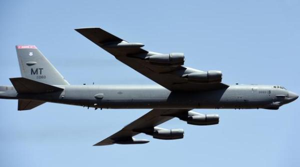 Rusia: Bombardier american B-52, monitorizat de un Su-27 în Marea Negră