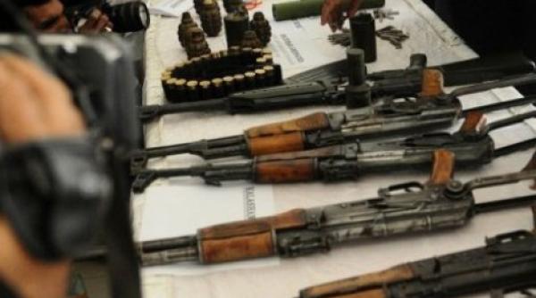 Oră de asamblare şi dezasamblare a unei puşti AK-47 în programa școlară din Rusia