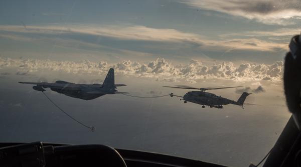 Elicoptere CH-53E Super Stallion ale US Marine Corps au efectuat realimentare aeriană dintr-un avion cisternă KC-130J Hercules