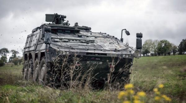Marea Britanie achiziționează 500 de vehicule Boxer 8x8