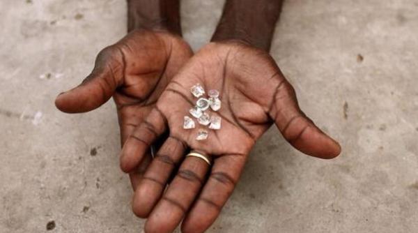 Rusia încearcă să legalizeze comerțul cu „diamante însângerate”