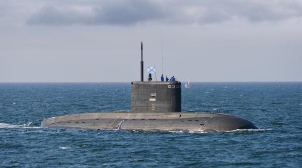 Două submarine ruseşti desfăşoară exerciţii de luptă în Marea Neagră