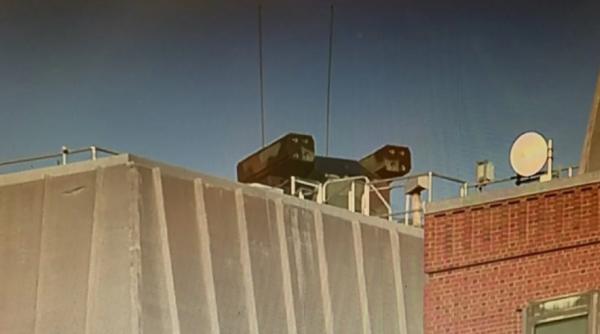 O misterioasă baterie de rachete a fost văzută pe acoperișul unei clădiri vis-a-vis de Casa Albă