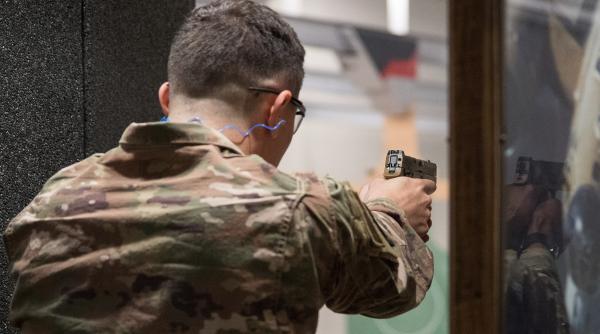 US Air Force înlocuiește pistolul Beretta M9 cu M18 Sig Sauer