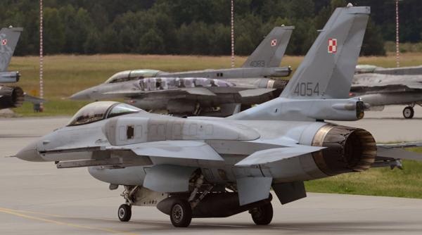 Polonia este interesată să achiziţioneze mai multe avioane F-16