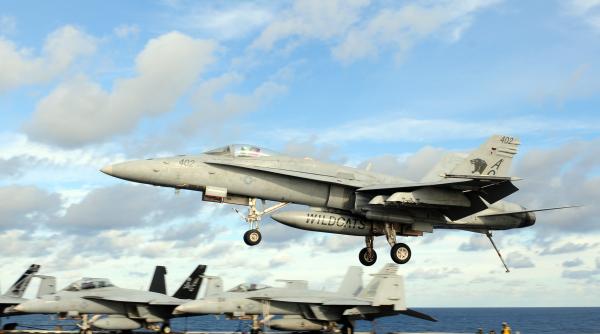 În caz de război, piloții avioanelor F/A-18 ar putea fi luați prin surprindere