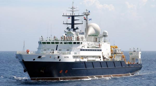 O navă rusească de spionaj a fost oprită la intrarea în Canalul Panama