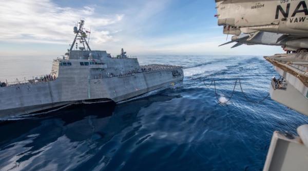 Portavionul USS Theodore Roosevelt a efectuat prima realimentare a navei LCS USS Omaha