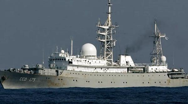 Distrugătorul USS Mahan monitorizează, în Atlanticul de Nord, nava rusă Viktor Leonov