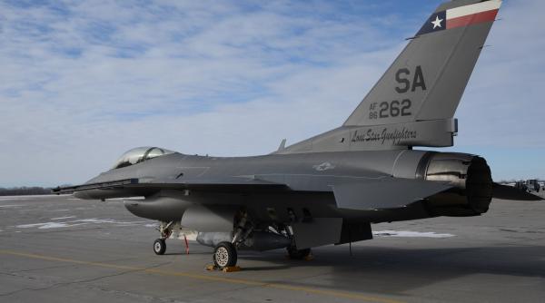 Un F-16 al US Air Force, într-o nouă schemă de vopsire