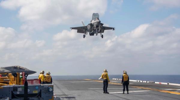 Avioanele F-35B Lightning II, antrenament la bordul navei de atac amfibie USS America