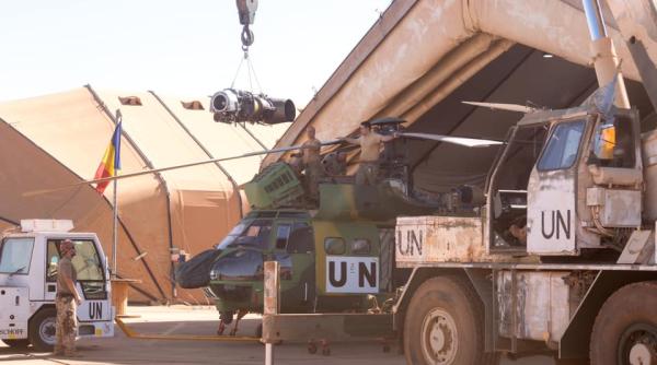 Militarii germani și Armata română, operațiune de mentenanță în Mali: Demontarea unui motor de elicopter