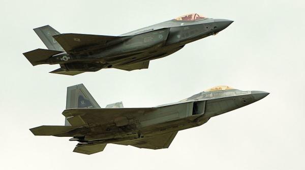 Avionul Su-57 a pierdut bătălia aeriană cu F-22 și F-35. Superioritatea aeriană americană îşi spune cuvântul