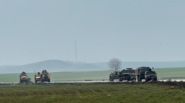 Forțele Americane blochează trecerea unui convoi militar rusesc pe autostrada M4 din Siria - Video