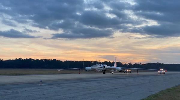 NASA își desfășoară avionul de cercetare meteorologică ER-2 la Baza Hunter Army Airfield