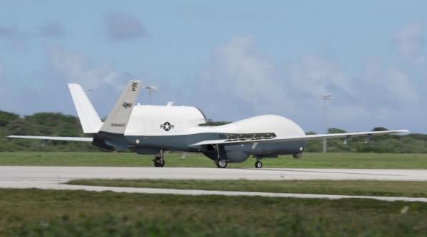 US Navy a dislocat, pentru prima dată, drona MQ-4C Triton la Baza Andersen din insula Guam