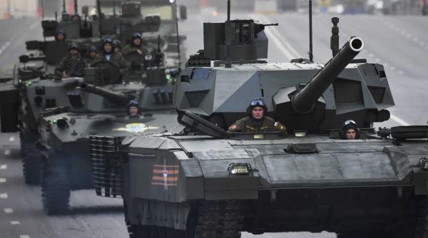 Rusia anunță că începe livrarea tancurilor T-14 Armata. Din nou