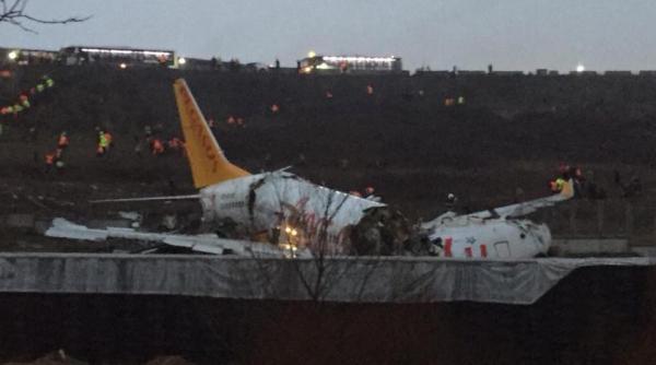 Un avion de linie Boeing 737-800 s-a rupt în trei bucăți la aterizare - VIDEO