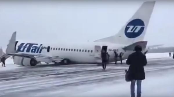 Boeing 737, aterizare forțată după ce trenul de aterizare a cedat (VIDEO)