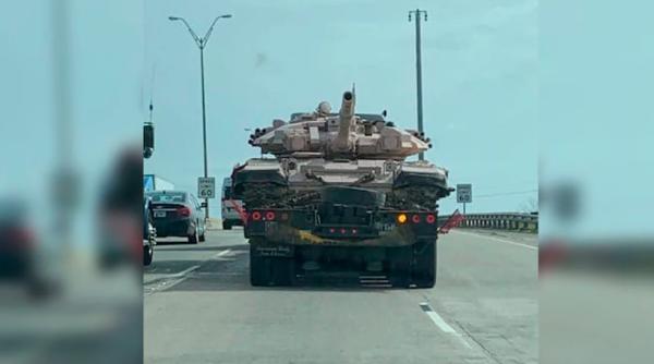 Tanc rusesc T-90, fotografiat pe un trailer în SUA