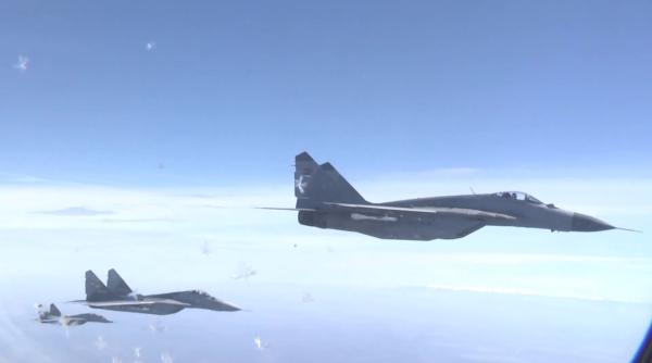 Ministrul rus al apărării a sosit la Belgrad, escortat de avioane sârbe MiG-29 (Video)