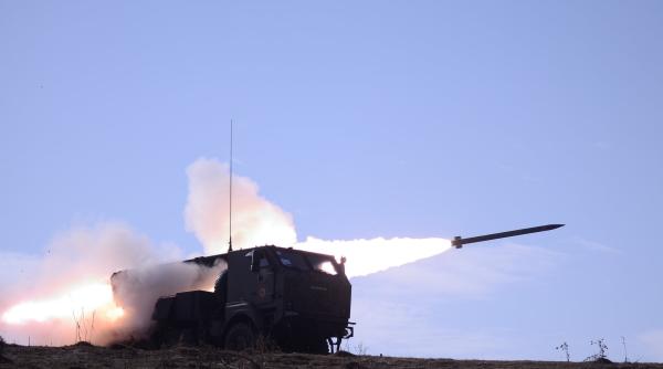 În așteptarea sistemelor HIMARS, militarii români au efectuat trageri cu LAROM