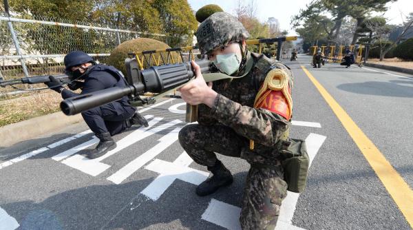 Alertă în Coreea de Sud după ce 11 militari au fost depistați cu noul coronavirus