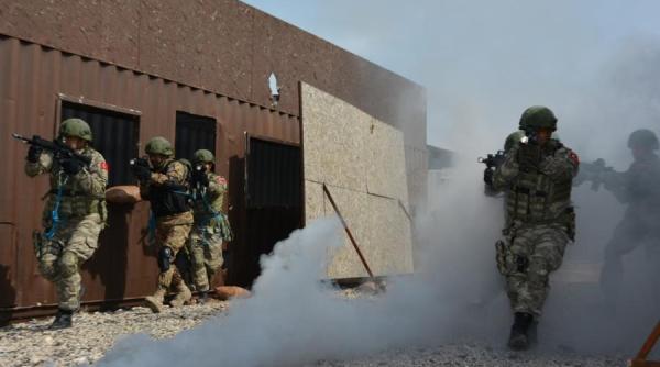 Doi luptători kurzi s-au predat forțelor Turciei. Alți cinci au fost arestați în Siria