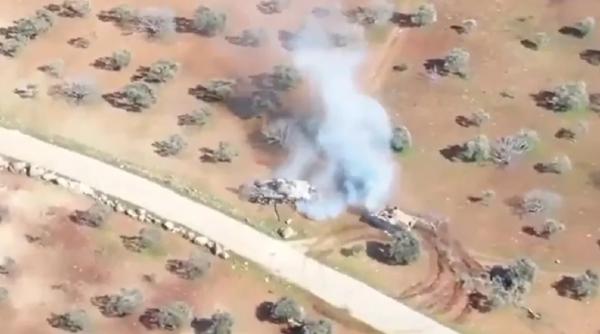 Un transportor blindat ACV-15 al rebelilor pune pe fugă un tanc rusesc T-72 al forțelor lui Assad - Video