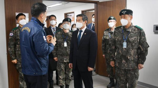 Coronavirusul dă peste cap exercițiile militare