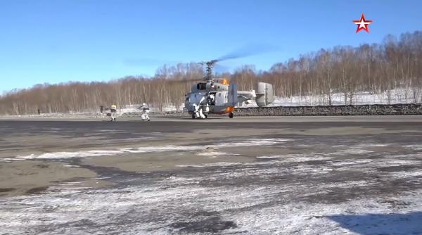 Un elicopter rus Ka-27 a aterizat pe o autostradă și a respins un 'atac' asupra unui oraș din Rusia (Video)