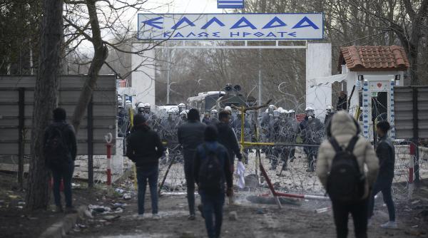 Migranții acuză armata turcă că îi forțează să treacă frontiera în Grecia