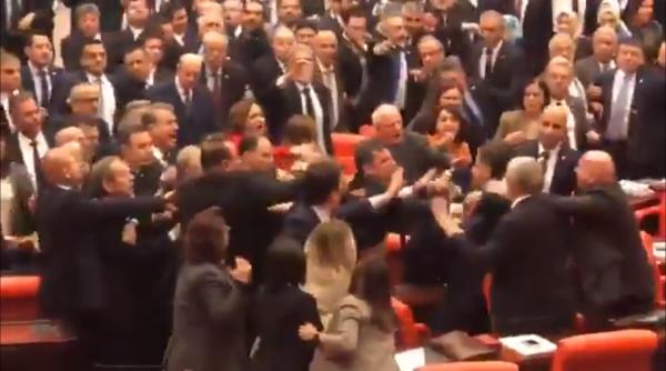 Bătaie în Parlamentul Turciei după ce un opozant i-a reproșat lui Erdogan că e vinovat de militarii turci morți în Siria (Video)