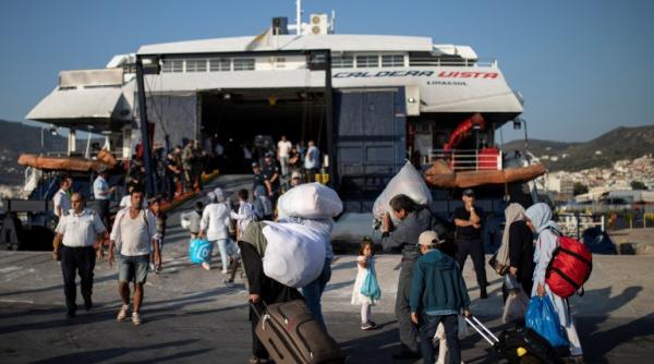 O navă a marinei elene a sosit în portul Mytilene din Lesbos pentru a găzdui sute de migranţi