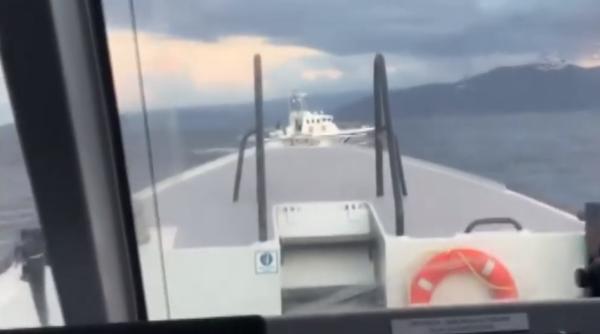 O navă a Gărzii de Coastă din Turcia gonește o navă din Grecia (VIDEO)