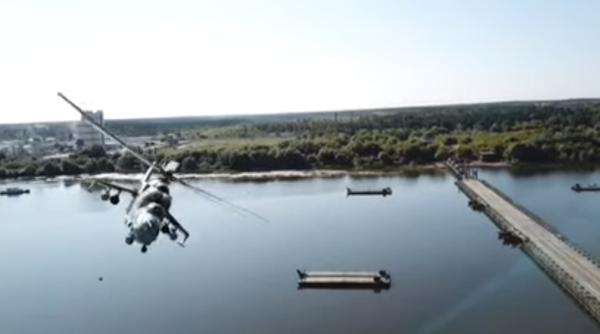 Un elicopter Mi-24 al Rusiei, aproape de coliziune cu o dronă (VIDEO)